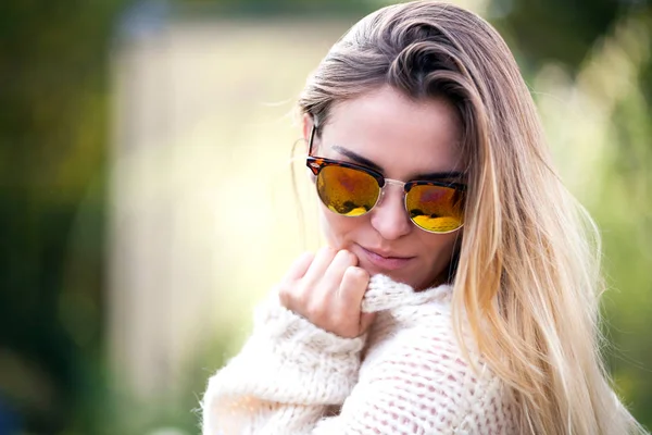 Retrato de mulher loira bonita com óculos de sol — Fotografia de Stock