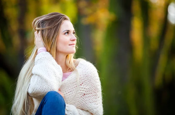 女孩在秋天温暖的毛衣背景 — 图库照片
