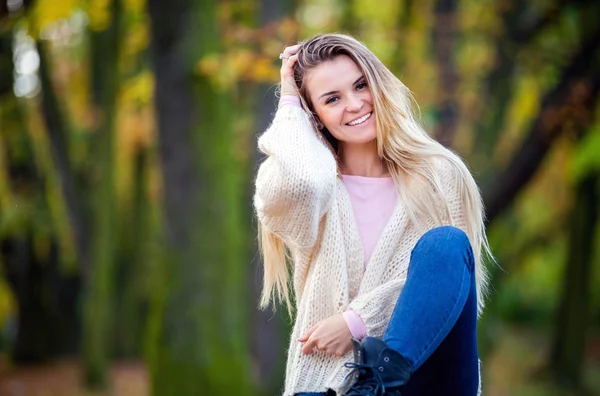 Ragazza in maglione caldo su sfondo autunno — Foto Stock