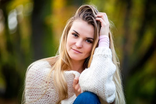 Ragazza in maglione caldo su sfondo autunno — Foto Stock