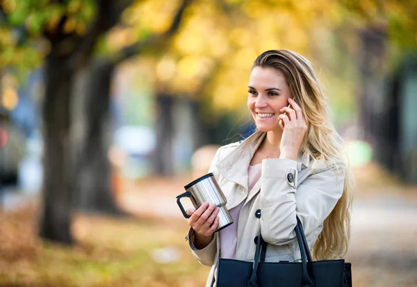 Mooie vrouw praten smartphone kleurrijke herfst wandelen straat — Stockfoto