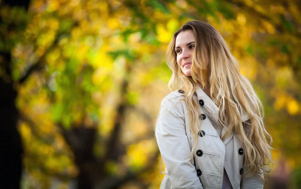 Gladlynt kvinna promenader i staden under färgglada höstträd 2 — Stockfoto