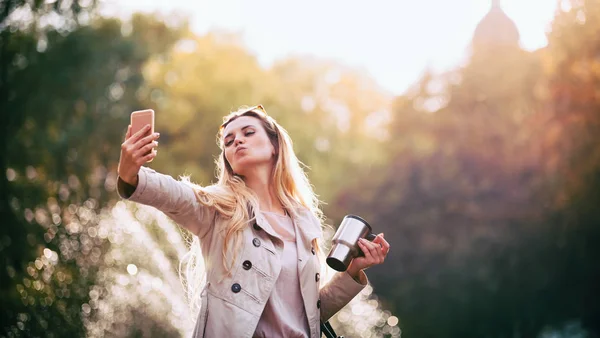 Современная женщина в городе делает селфи фото на улице смартфона — стоковое фото