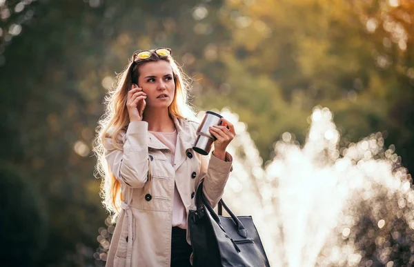 Moderna kvinnan i rush gå på gatan med smartphone utomhuspool — Stockfoto