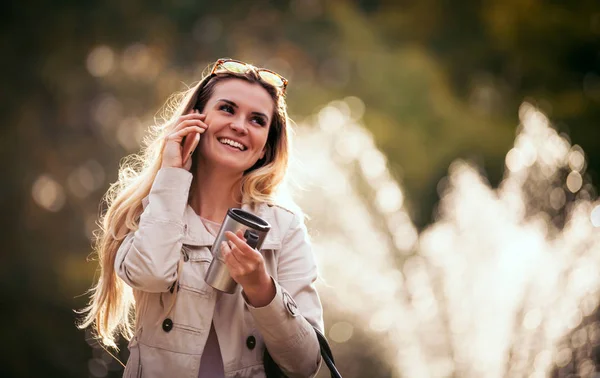 Moderna kvinnan i rush gå på gatan med smartphone utomhuspool — Stockfoto