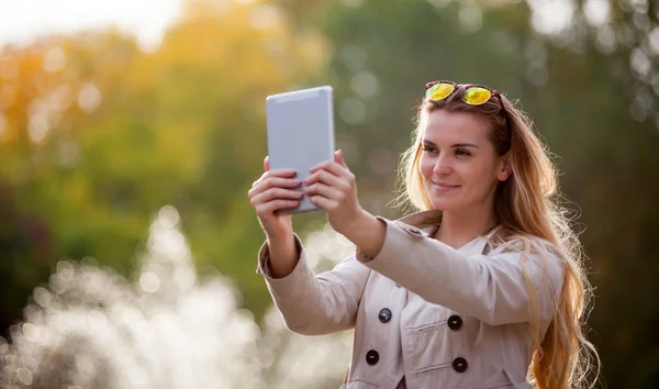 Modern woman in the city using tablet computer outdoor — Stock Photo, Image