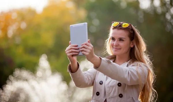 Tablet bilgisayar açık kullanarak şehirde modern kadın — Stok fotoğraf