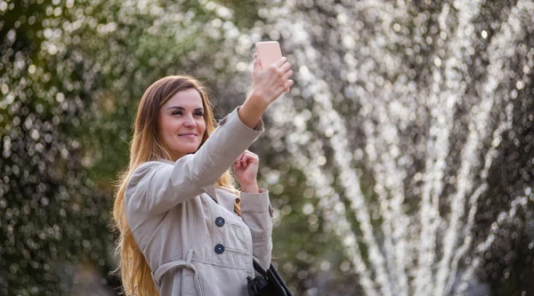 Szczęśliwa Kobieta w obraz miasta biorąc na smartphone — Zdjęcie stockowe