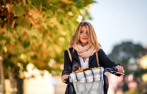 Autumn in the city, girl with vintage bike riding on the street — Stock Photo, Image