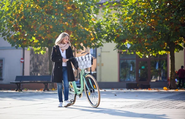 Autumn in the city, woman with retro bike — Stock Photo, Image