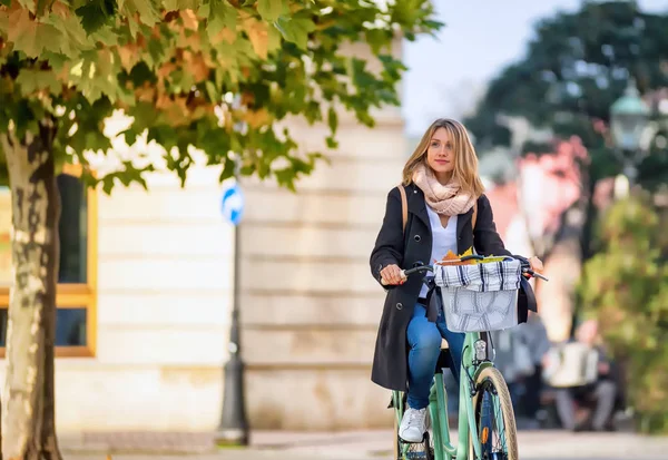 Autumn in the city, woman with retro bike — Stock Photo, Image