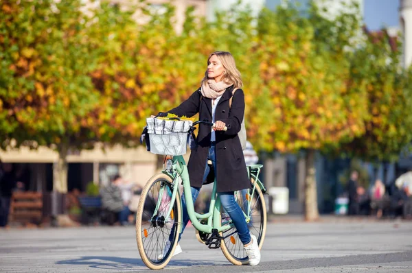 Осень в городе, женщина с ретро-велосипедом — стоковое фото