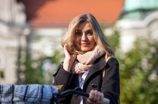 Meisje met fiets in de stad tijdens de herfst — Stockfoto