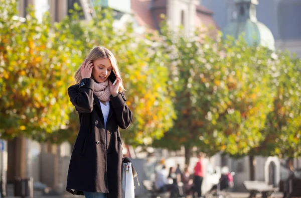 Mulher falando ao telefone na rua da cidade durante o outono — Fotografia de Stock