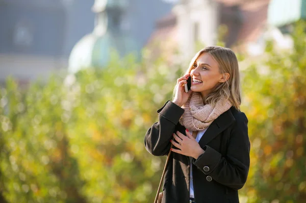 Kadın telefonu City sonbahar sırasında sokak söz — Stok fotoğraf