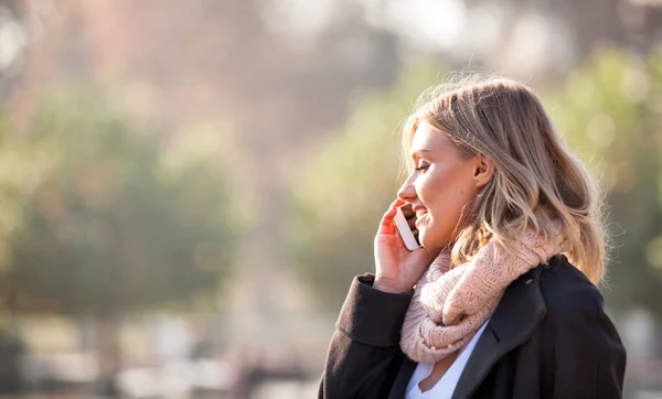 Junge Frau telefoniert an der Stadtstraße — Stockfoto