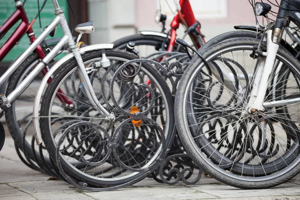 Bisiklet Avrupa şehri sokakta park