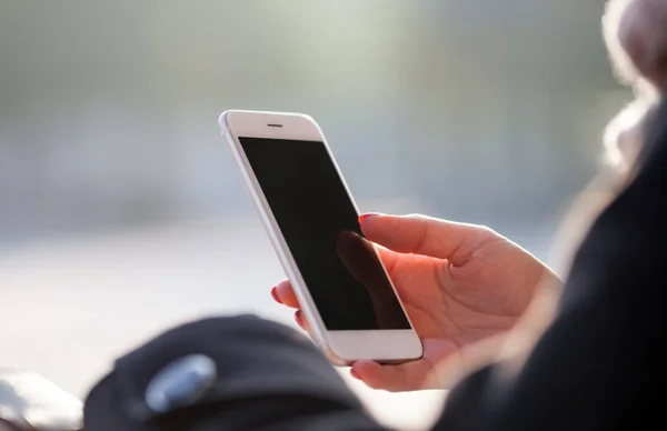 여자는 거리에서 스마트폰 야외를 사용 하 여 전화 화면을 닫습니다 — 스톡 사진