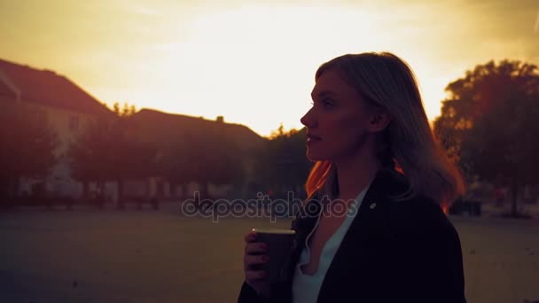 Jonge Vrouw Lopen Straat Met Afhaalmaaltijden Koffie Stad Bij Zonsondergang — Stockvideo