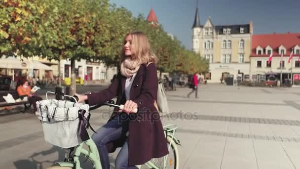 Νεαρή Γυναίκα Ιππασία Ποδήλατο Στους Δρόμους Της Πόλης — Αρχείο Βίντεο