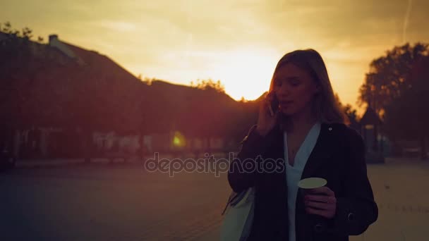 Jonge Vrouw Praten Smartphone Kopje Koffie Houden Lopen Stad Straat — Stockvideo