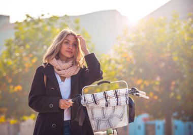 Kat üzerinde sokak sonbahar retro bisikleti ile kız