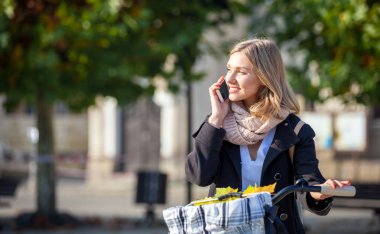 Sokağın Evet ve retro bisikleti tutan kız