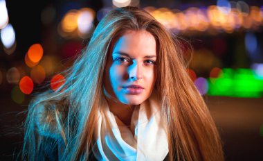 Güzel kız gece şehirde yürüyüş