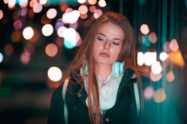 Renkli ışıklar arasında şehirde gece güzel kadın