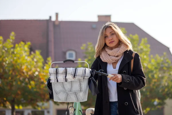 Meisje in jas met retro fiets op de herfst straat — Stockfoto