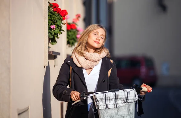 Ragazza con bicicletta nel paesaggio urbano — Foto Stock