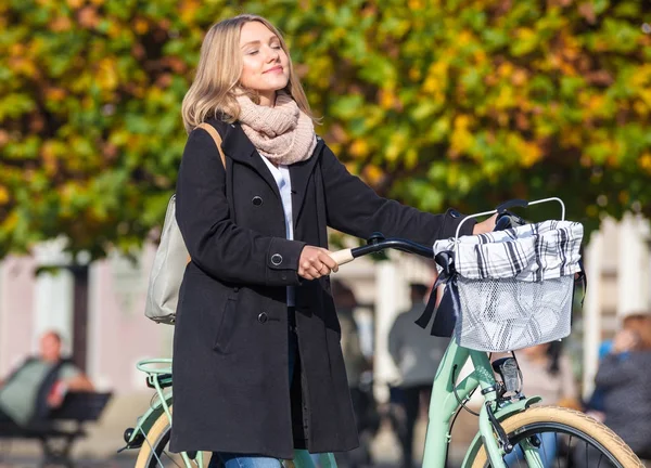 Woman with vintage bike in the city during autumn — Stock Photo, Image