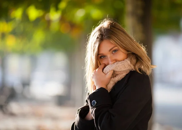 Portret van de vrouw in de vacht in het najaar city straat — Stockfoto