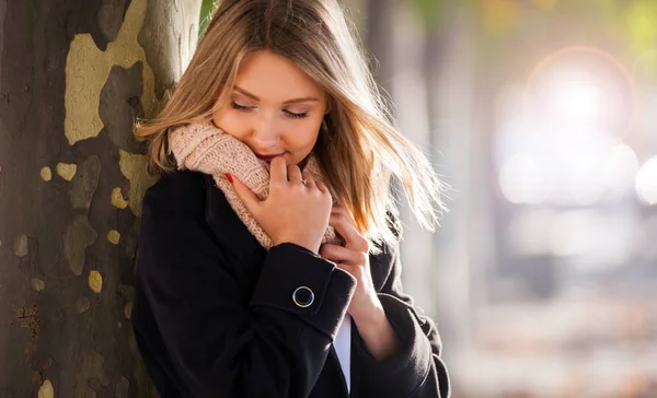 Porträt einer Frau im Mantel an der Herbststraße — Stockfoto