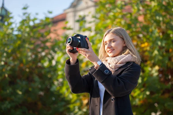 Fille touristique prenant des photos avec caméra pendant la promenade dans la ville — Photo