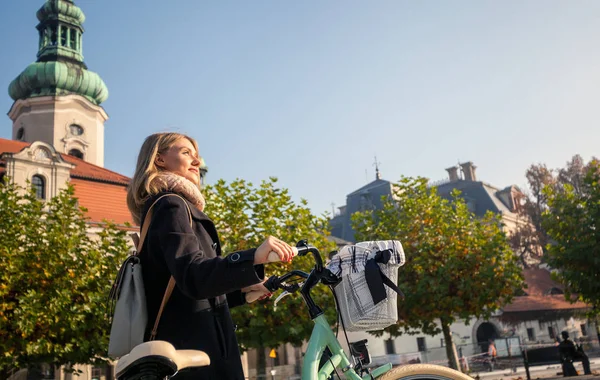 Menina turística com bicicleta andando na cidade velha — Fotografia de Stock