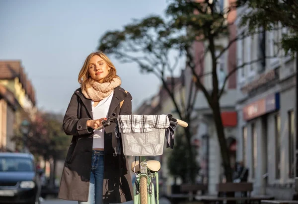 Vintage bicicletta e donna in città 2 — Foto Stock