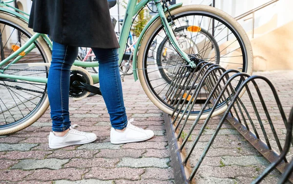 Gadis parkir sepedanya di jalan di kota — Stok Foto