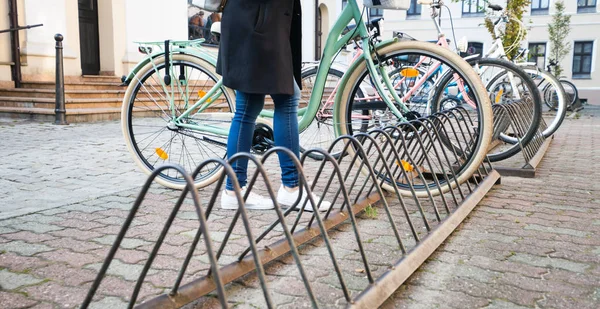 Niña aparcando su bicicleta en la calle de la ciudad —  Fotos de Stock