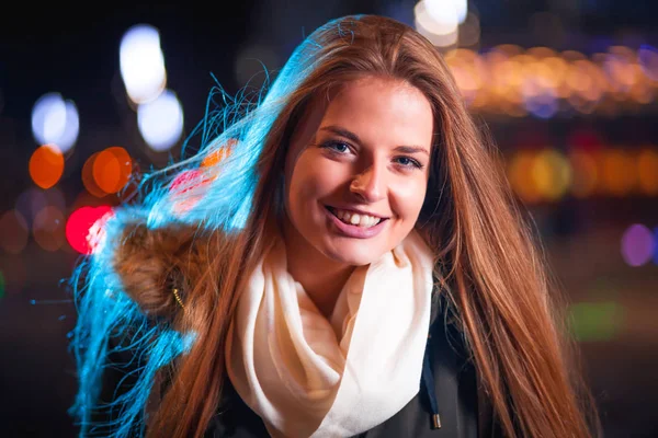 Beautiful girl walking in the city at night — Stock Photo, Image