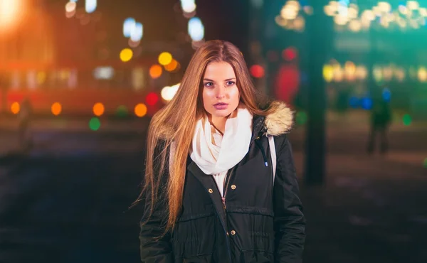 Mooie vrouw in de nacht in de stad — Stockfoto