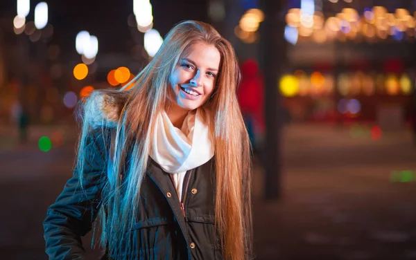 Beautiful girl walking in the city at night — Stock Photo, Image