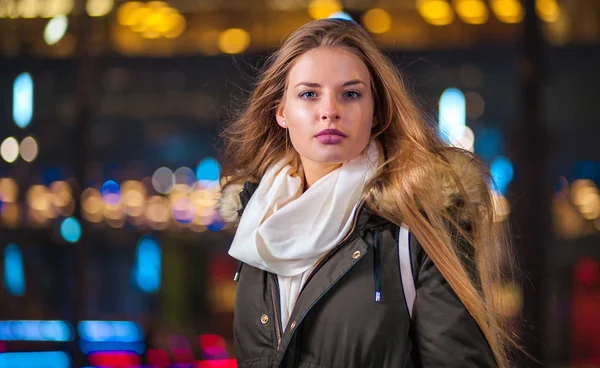 Belle femme la nuit dans la ville — Photo