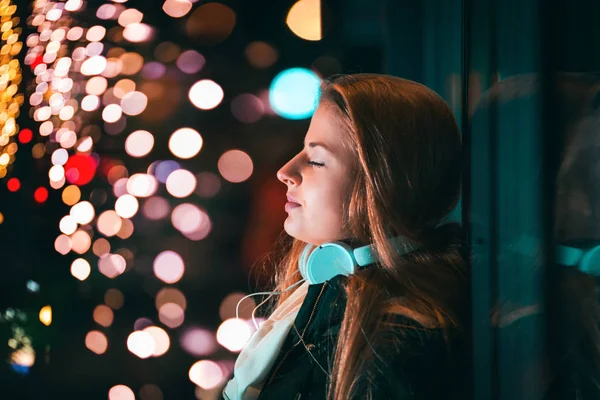 Hermosa mujer en la noche en la ciudad entre luces de colores —  Fotos de Stock