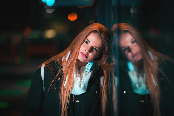 Mooie vrouw in de stad staan op straat 's nachts — Stockfoto