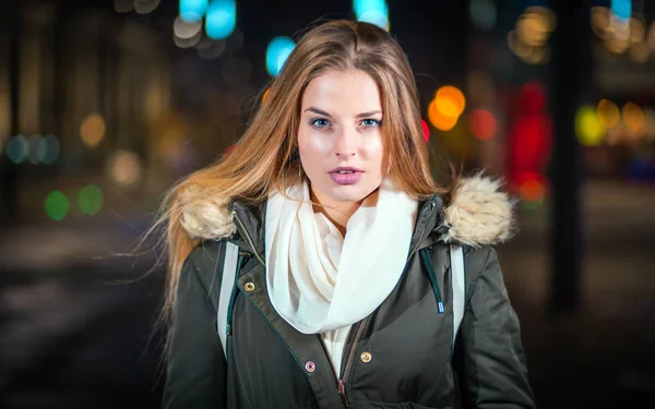 Beautiful woman at night in the city — Stock Photo, Image