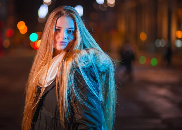 Nacht in de stad, de vrouw onder de rode en blauwe neon-verlichting — Stockfoto