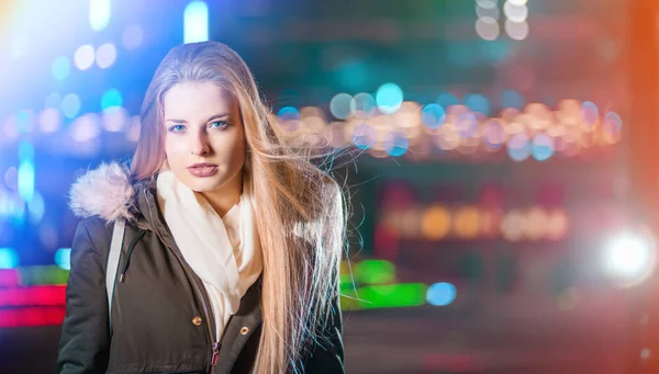 Nattporträtt av ung flicka i färgglada stadens ljus — Stockfoto