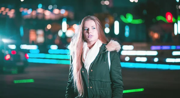 Portrait nocturne de jeune fille dans les lumières colorées de la ville — Photo