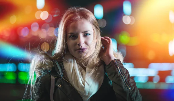 Nachtporträt eines jungen Mädchens in bunten Lichtern der Stadt — Stockfoto